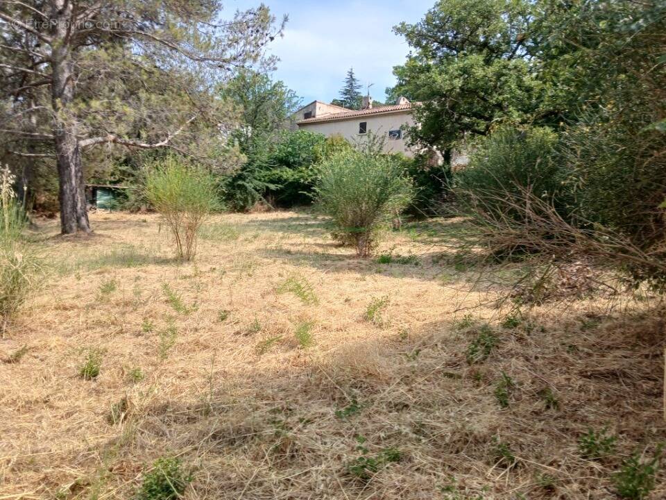 Terrain 411 m² à Trets  - photo 1