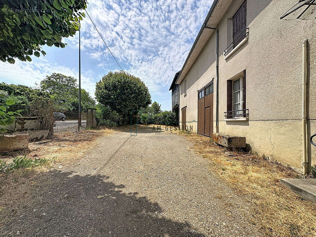 ensemble immobilier maison 141m2 et granges - photo 3