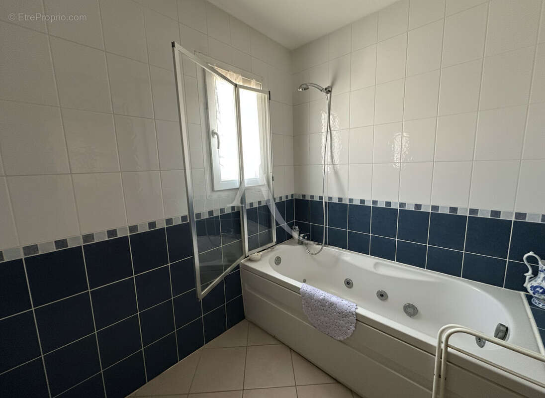 Maison de plain-pied avec garage , Confort et fonctionnalité - photo 9