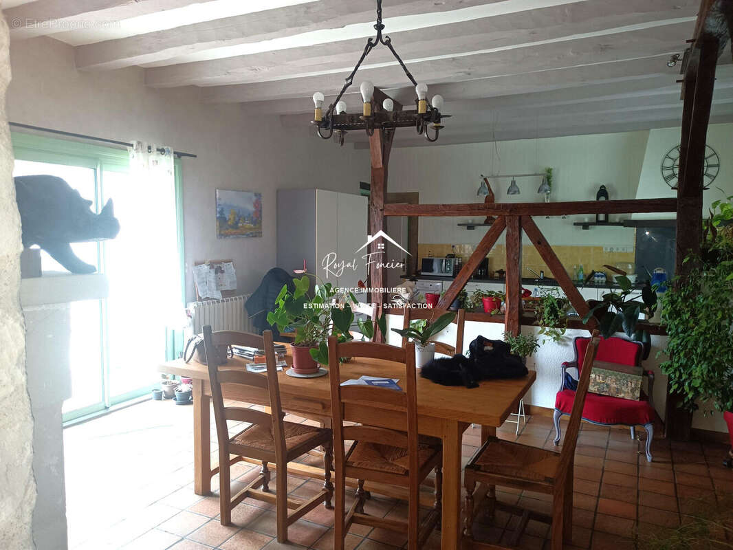 Cuisine ouverte sur espace séjour de 40 M2  - Maison à VAUX-SUR-VIENNE