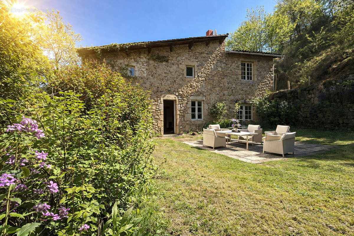 Maison à MACLAS