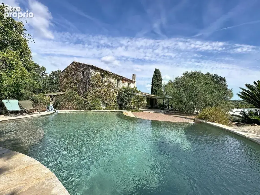 Grande maison familiale de charme avec piscine à débordement, terrasse en bois exotique et terrain arboré de 1 709 m² — Fréjus - photo 2