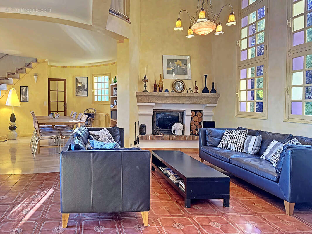 Maison Lorgues de 206 m² 4 chambres, un studio sur 6100 m² de terrain - photo 8