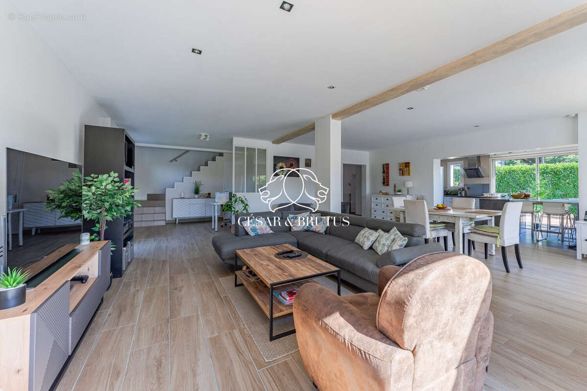 Maison à LA TOUR-DE-SALVAGNY