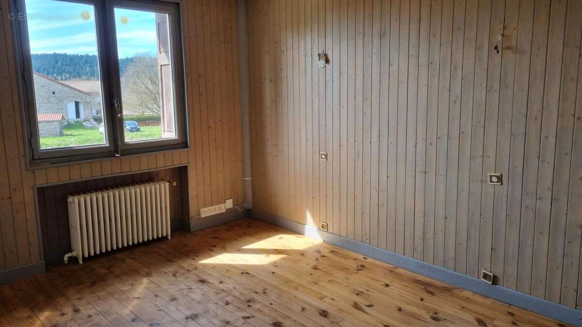 *** VENDU ***  Saint Régis du coin  42660 immeuble  en pierre sur trois niveaux plus combles 100m² de garage possibilité 4 appar - photo 7