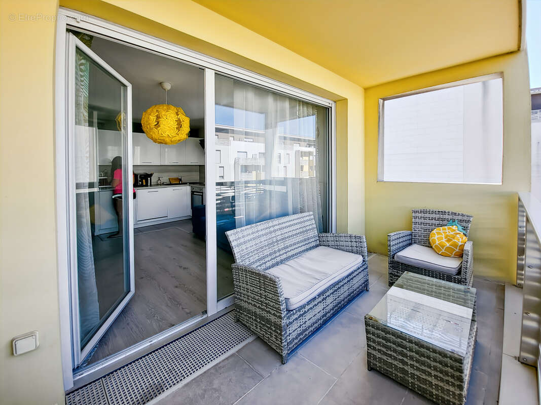 Grand F2 très lumineux / 1 chambre de 14 m2 environ / dressing ou bureau de 8.24 m2 /  balcon de 6.32 m2 parki - photo 3
