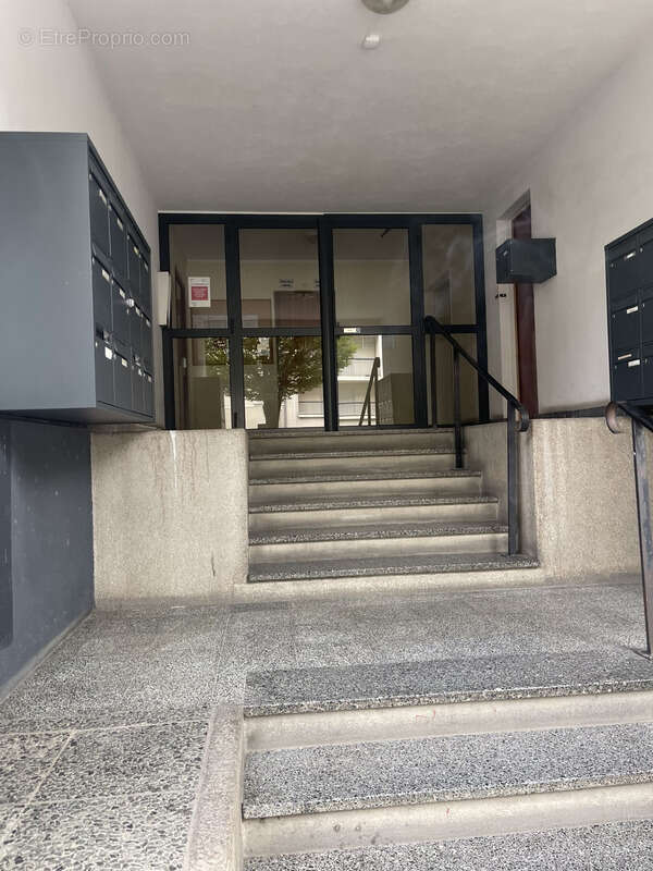 Angers/ T2 au 1er étage entièrement rénové de 50m2 avec balcon proche quartier Jardin des plantes, au pied du tramway et des com - photo 7