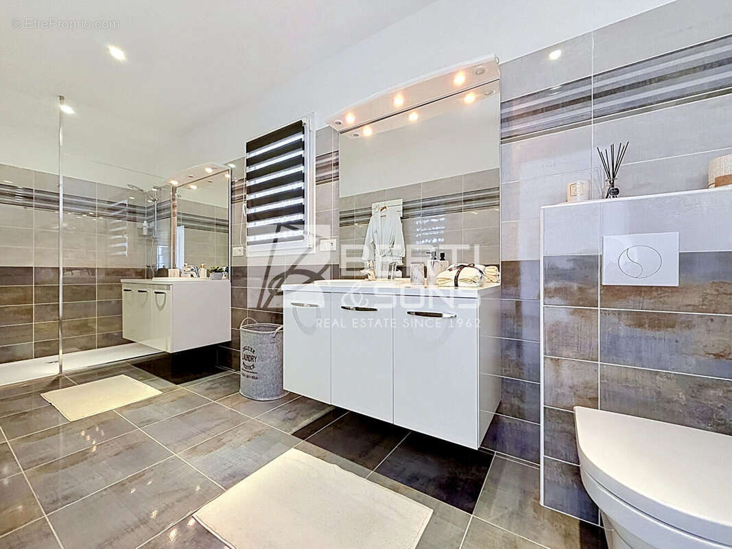 A 15 min de mandelieu - villa renovee 7 pieces avec 4/5 chambres  - piscine a debordement - vue feerique ! - photo 16