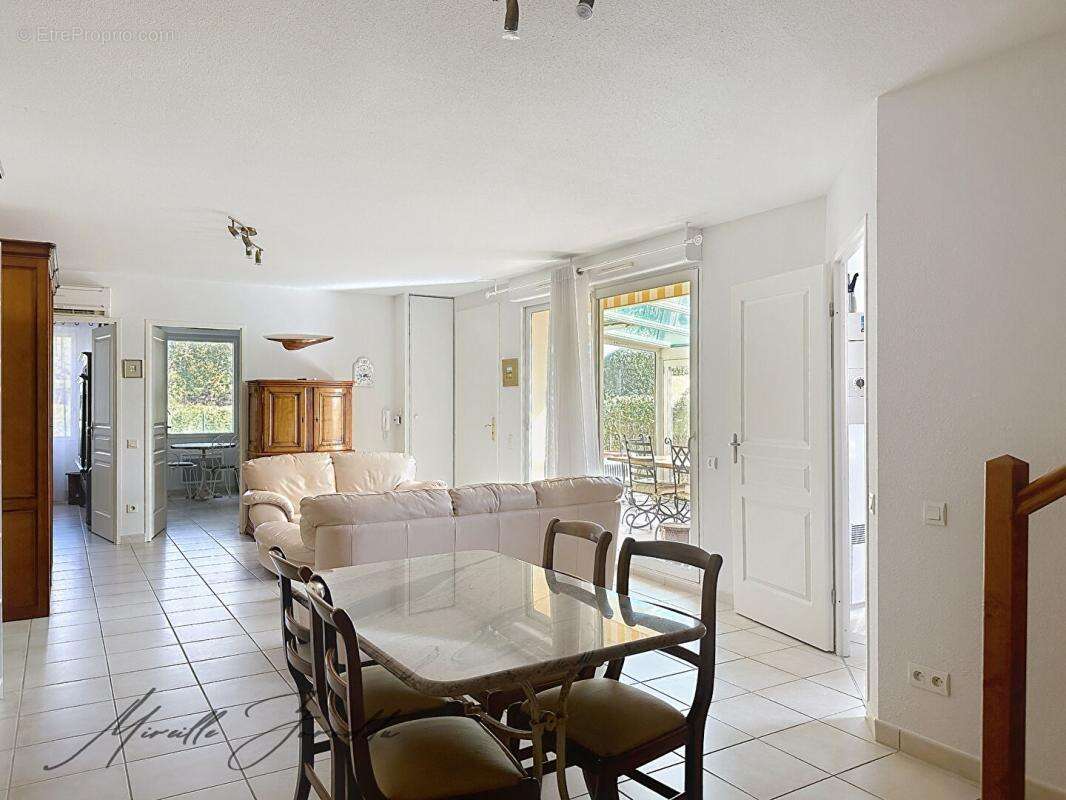 Maison à JONQUIERES-SAINT-VINCENT