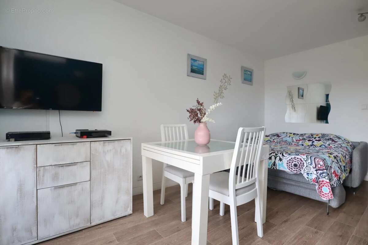Hyères Port : Studio meublé  avec terrasse loggia et place parking privée en sous-sol sécurisé - photo 5