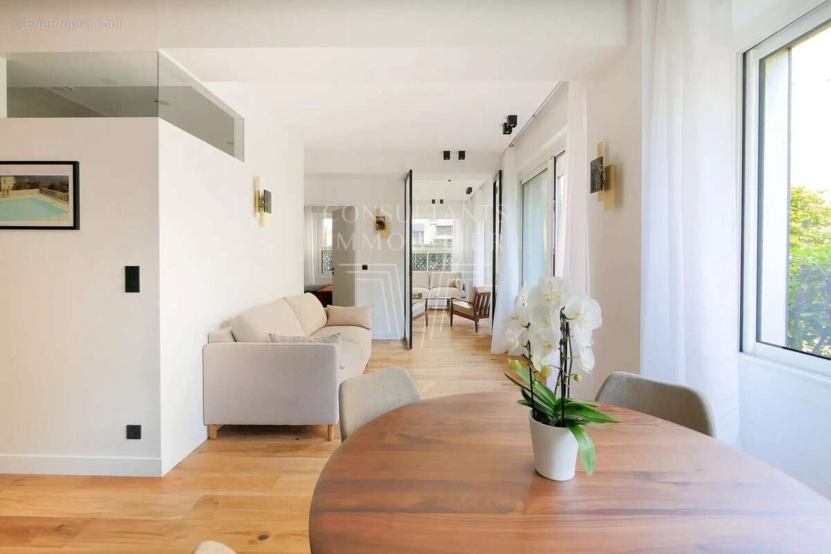 Appartement à PARIS-16E