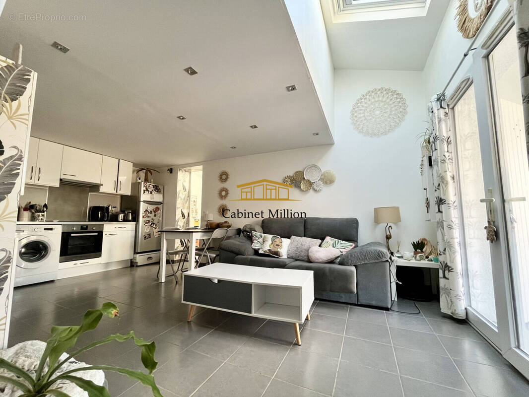 Maison à VIC-LA-GARDIOLE