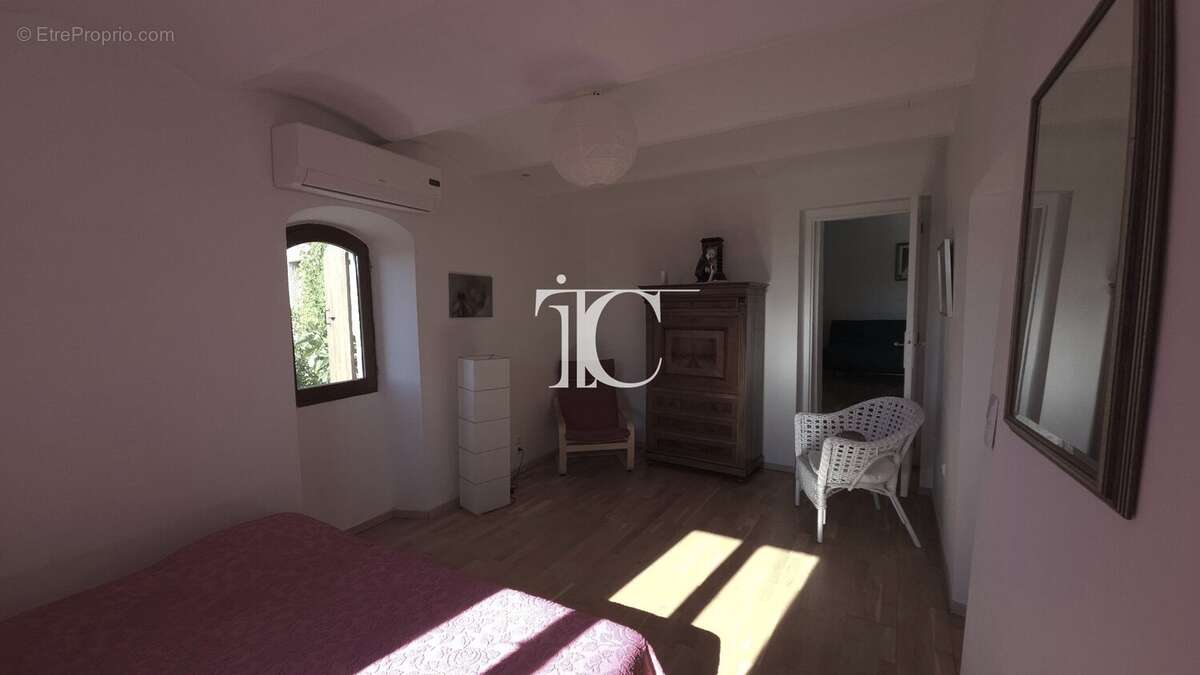 Authenticité, élégance et confort au cur du Sud Ardèche : une maison en pierre rare avec piscine où tout se fait à pied. - photo 13