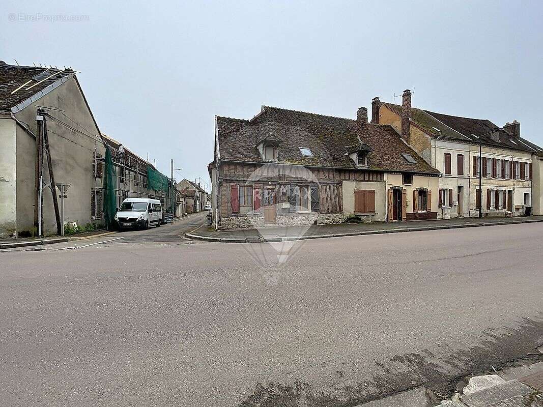 Maison à VILLENEUVE-L'ARCHEVEQUE