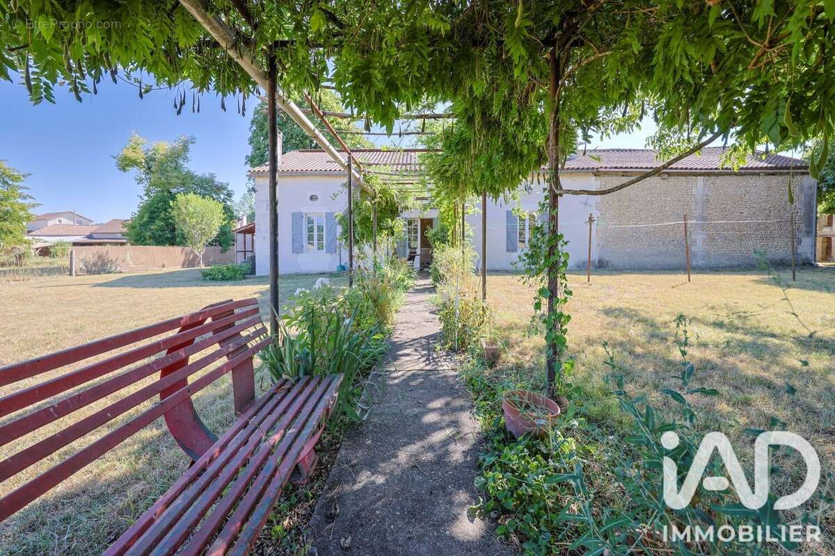 Maison 148 m² à Petit-Bersac  - photo 6
