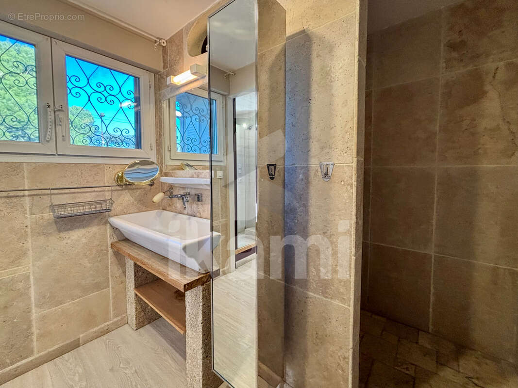 Maison à LAUDUN-L'ARDOISE