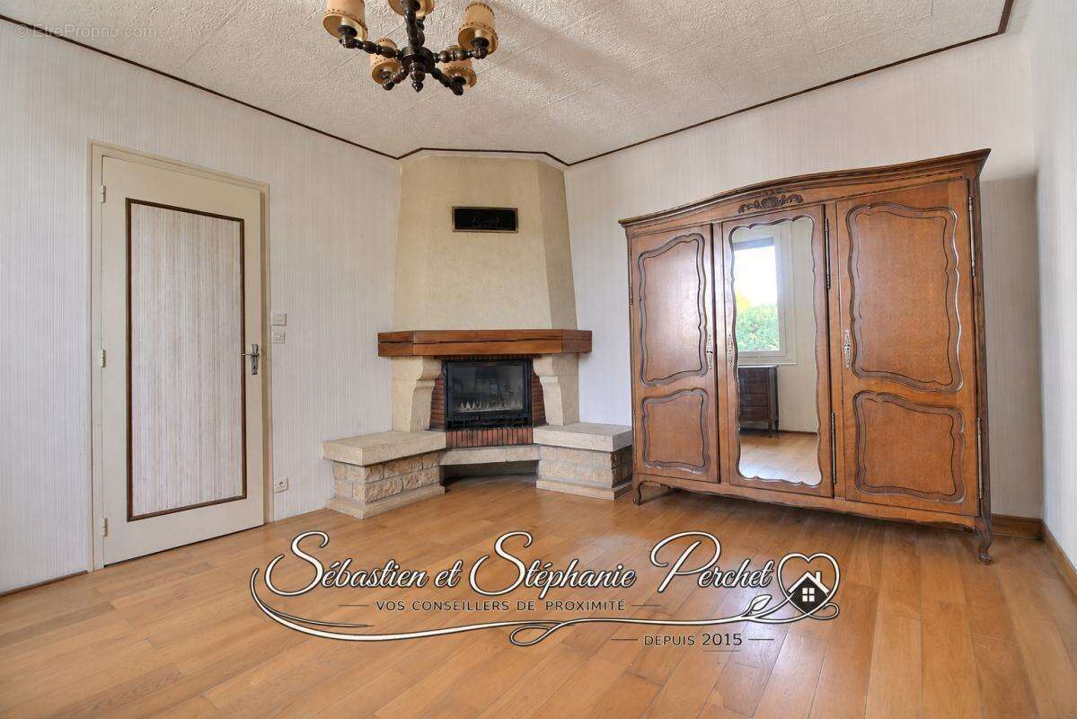 EXCLUSIVITÉ - Maison à rénover 3 chambres avec dépendances sur terrain d'environ 1042 m2 - photo 8