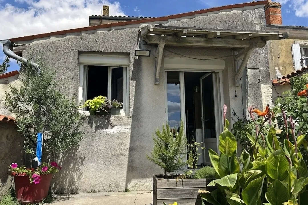 Maison à SAINT-JEAN-D'ANGELY