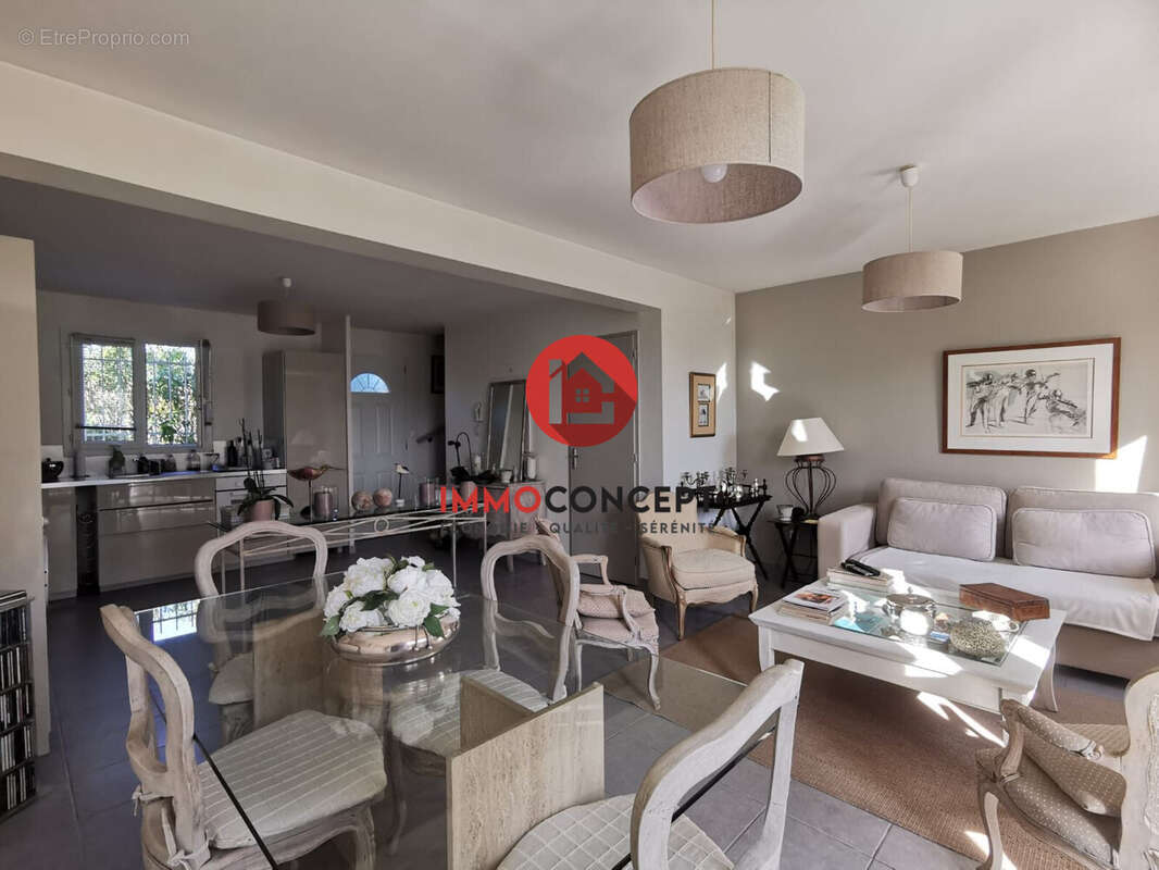 Maison à LAUDUN-L&#039;ARDOISE