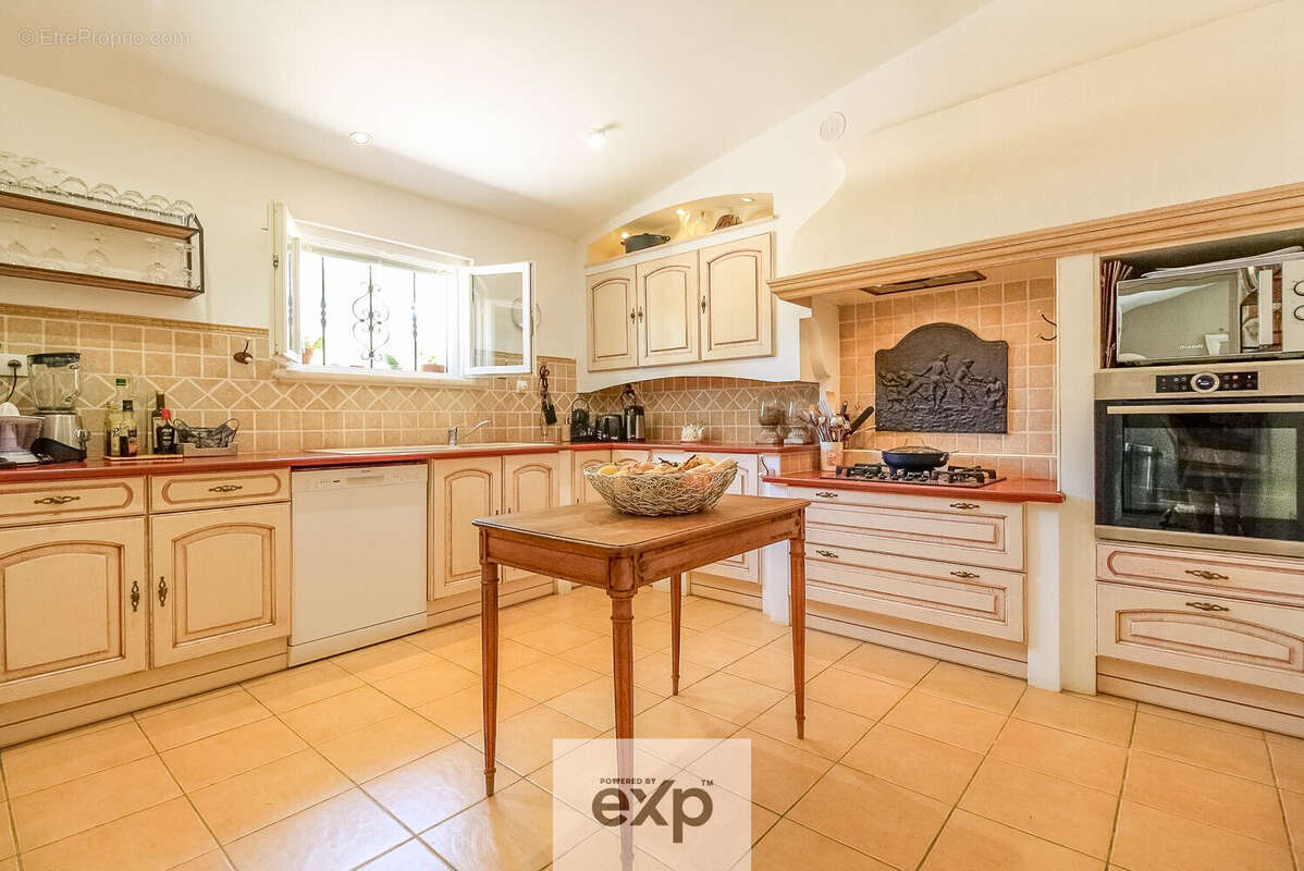 Kyela Puech vous propose dans le sud Luberon une villa de plain-pied de trois chambres avec piscine et jardin, au calme.  Dans le hameau de Puget, à quelques pas du village prisé de Lauris - Maison à PUGET