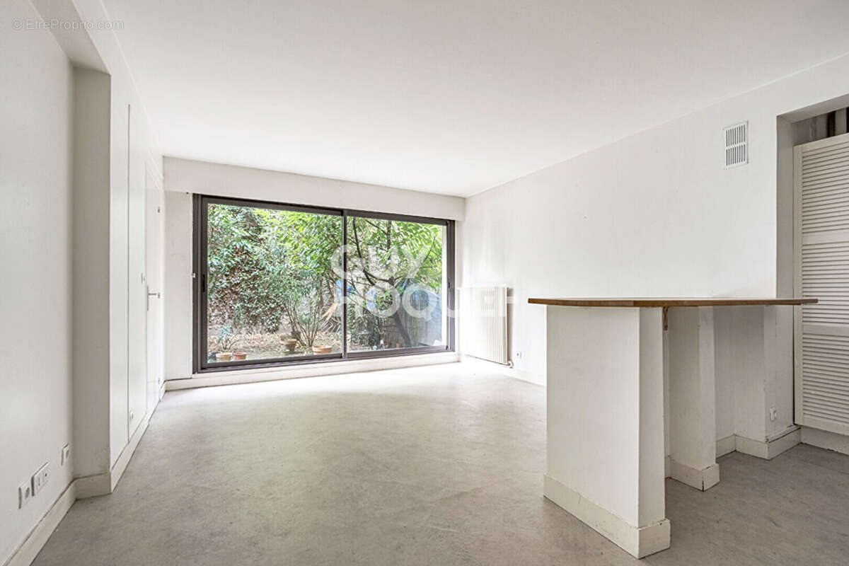 Appartement à PARIS-16E