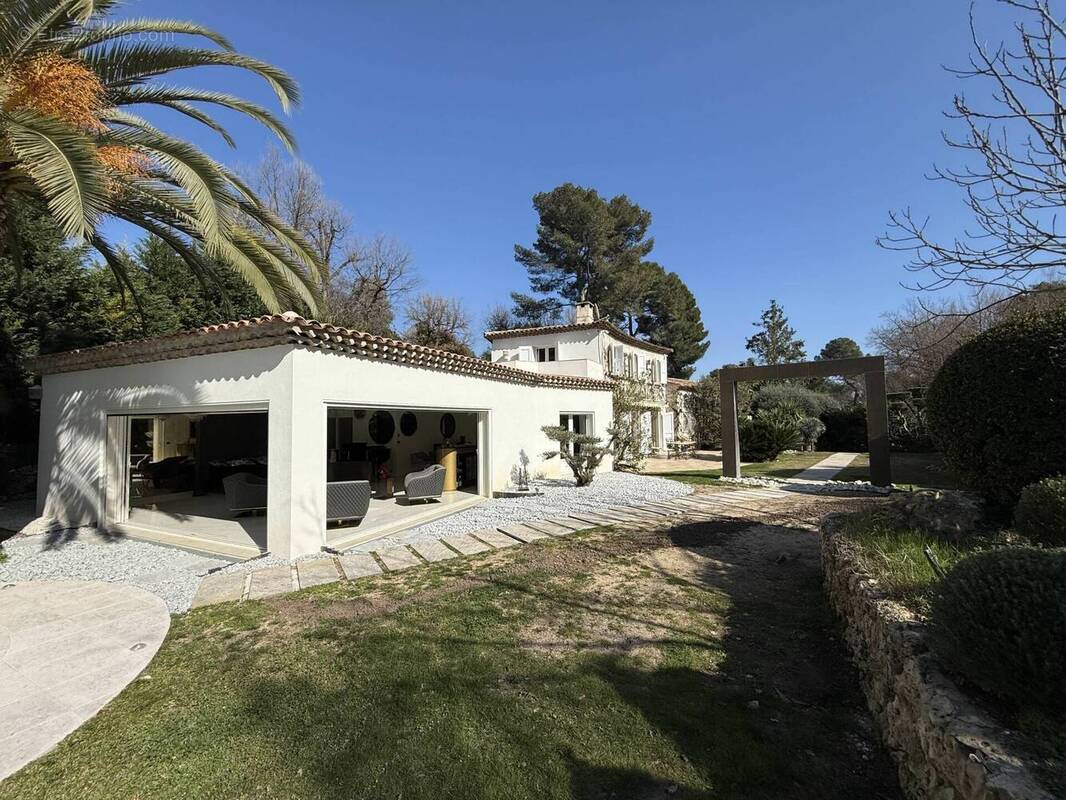 Maison à ROQUEFORT-LES-PINS