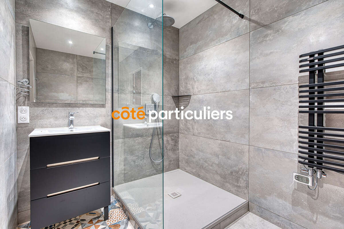 La roche sur yon -- longere en pierre -- 9 pieces -- 5 chambres -- 275 m² -- poutres apparentes -- pierre -- beaux volumes - photo 9