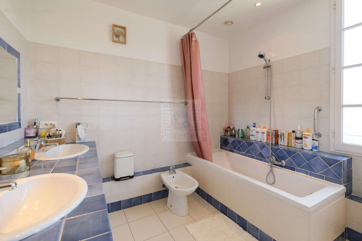 CHARME et CALME ABSOLU - MAISON 156m2 - Saint-Laurent-du-Var - photo 22