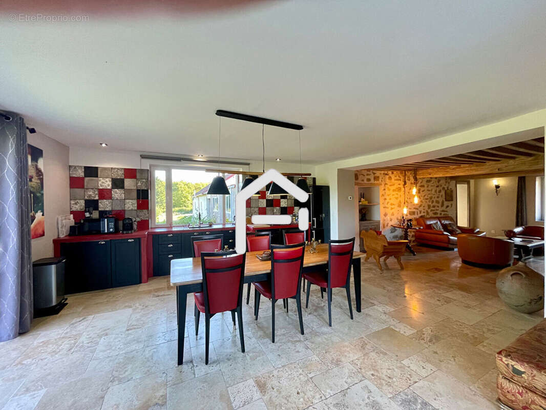 Maison à DUN-LES-PLACES