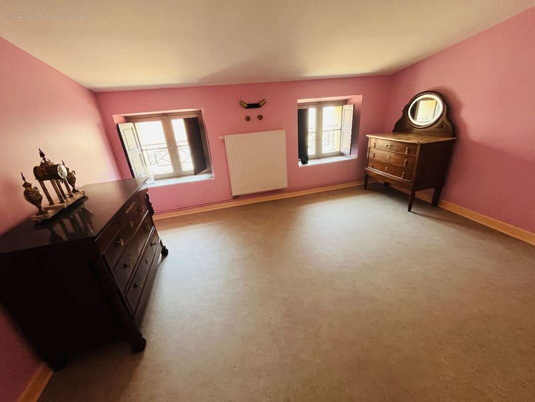 Spacieux appartement de type 4 totalement renove - photo 8