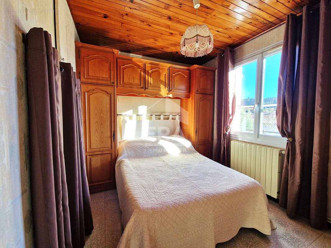 Maison à CHATEAUNEUF-VAL-SAINT-DONAT