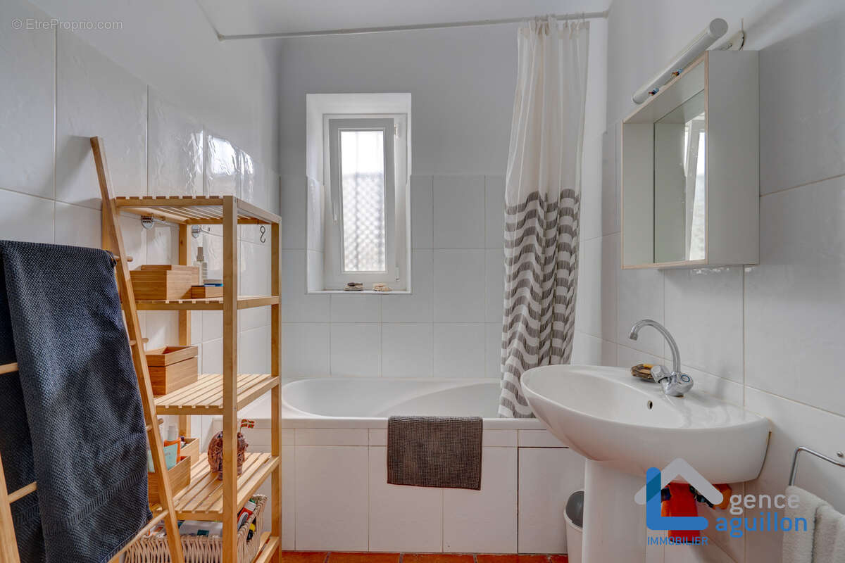 À deux pas de la plage   Grand T2 de 55 m2 avec extérieur et stationnement. - photo 15