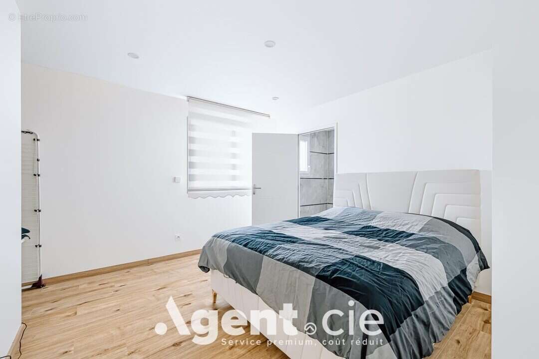 Maison 138 m² à Eterville  - photo 8