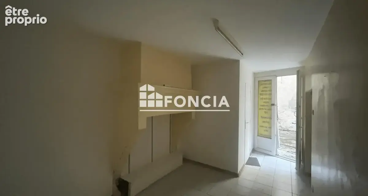 Au cœur de l’Écusson – Local commercial de 16 m² avec accès à un T2 et terrasse - photo 3