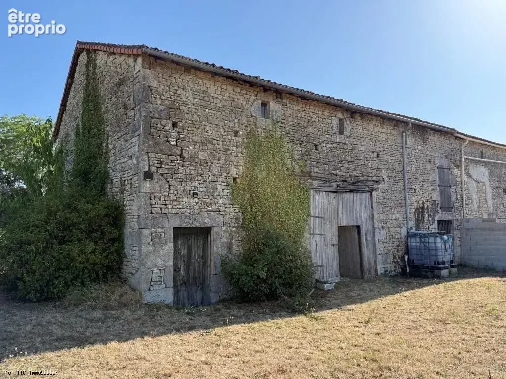 Grange A Rénover Avec Un Jardin Clos Sur 961m² Près de Ruffec - photo 2