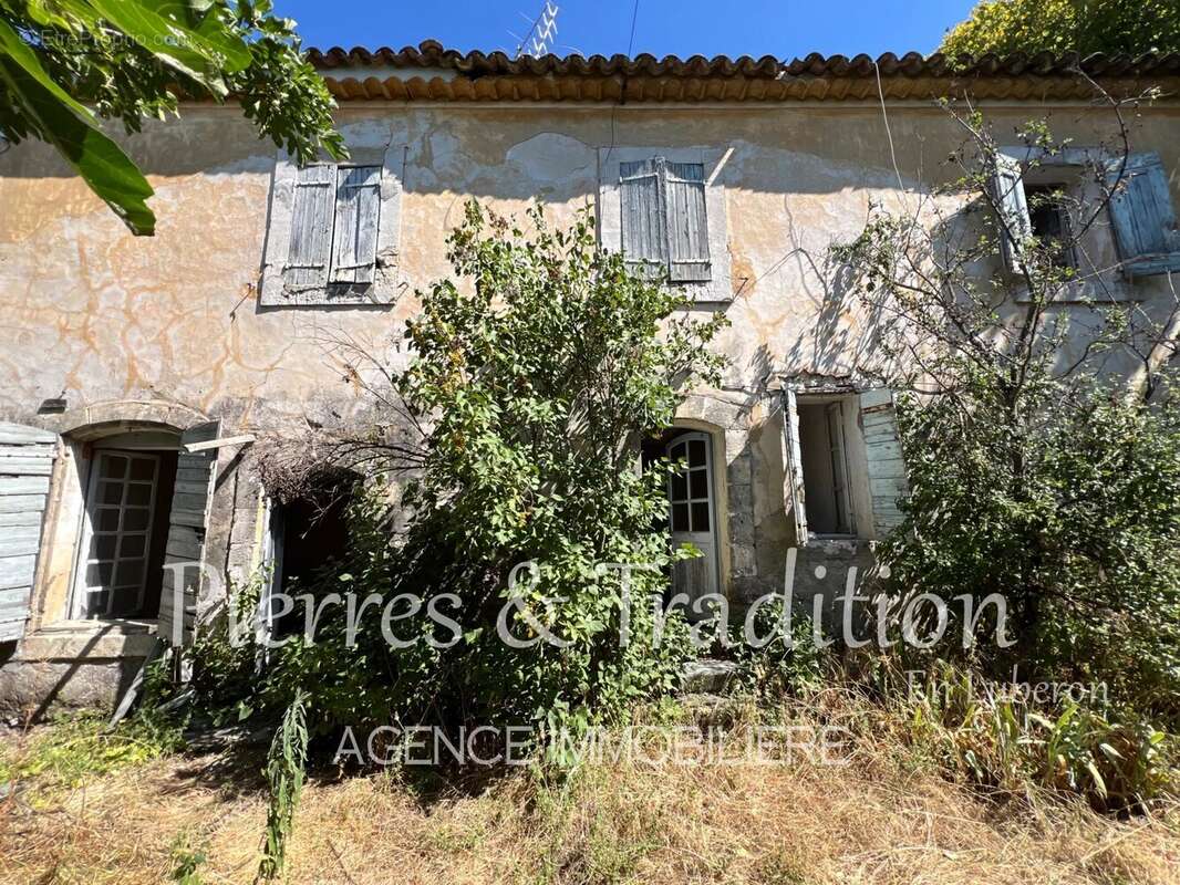 Luberon, bâti ancien à rénover sur plus d'un hectare de terrain proche commodités - photo 2