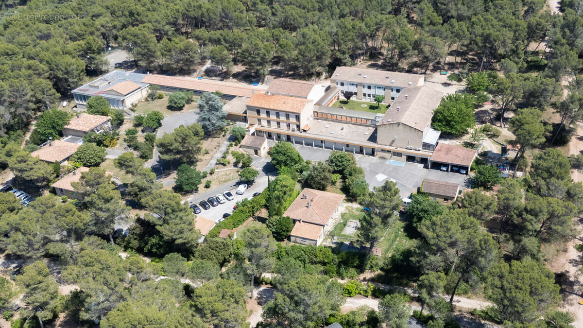 Site médico-social et pédagogique de 3 900 m2 sur 4 hectares au coeur des Alpilles - photo 2