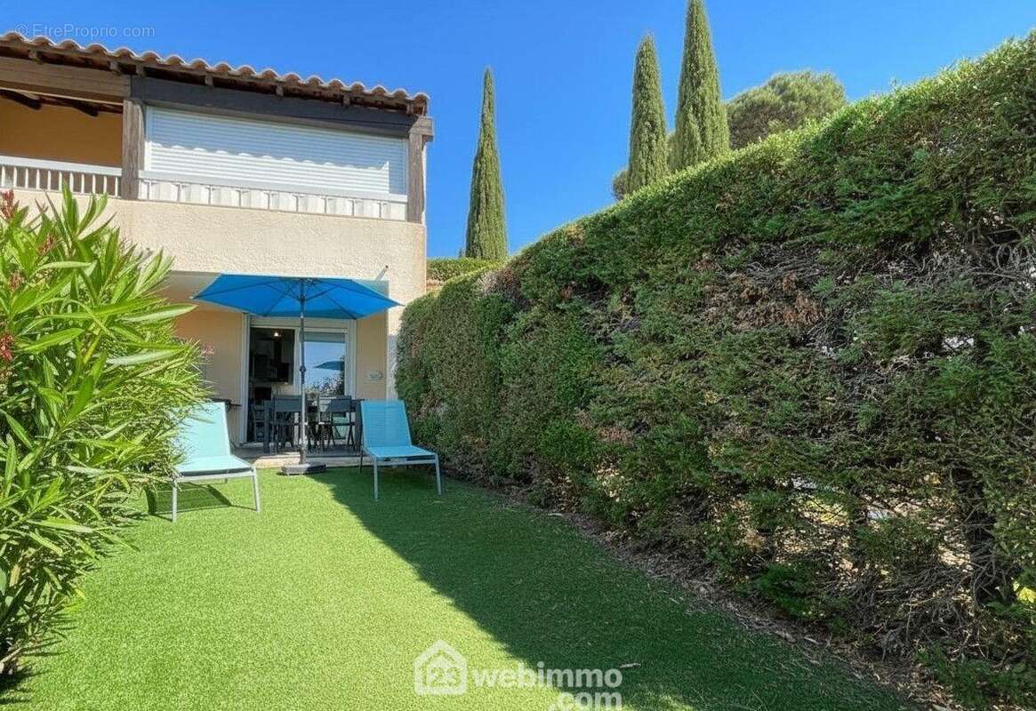 Un jardin privatif qui prolonge naturellement l?espace de vie. - Appartement à SAINTE-MAXIME