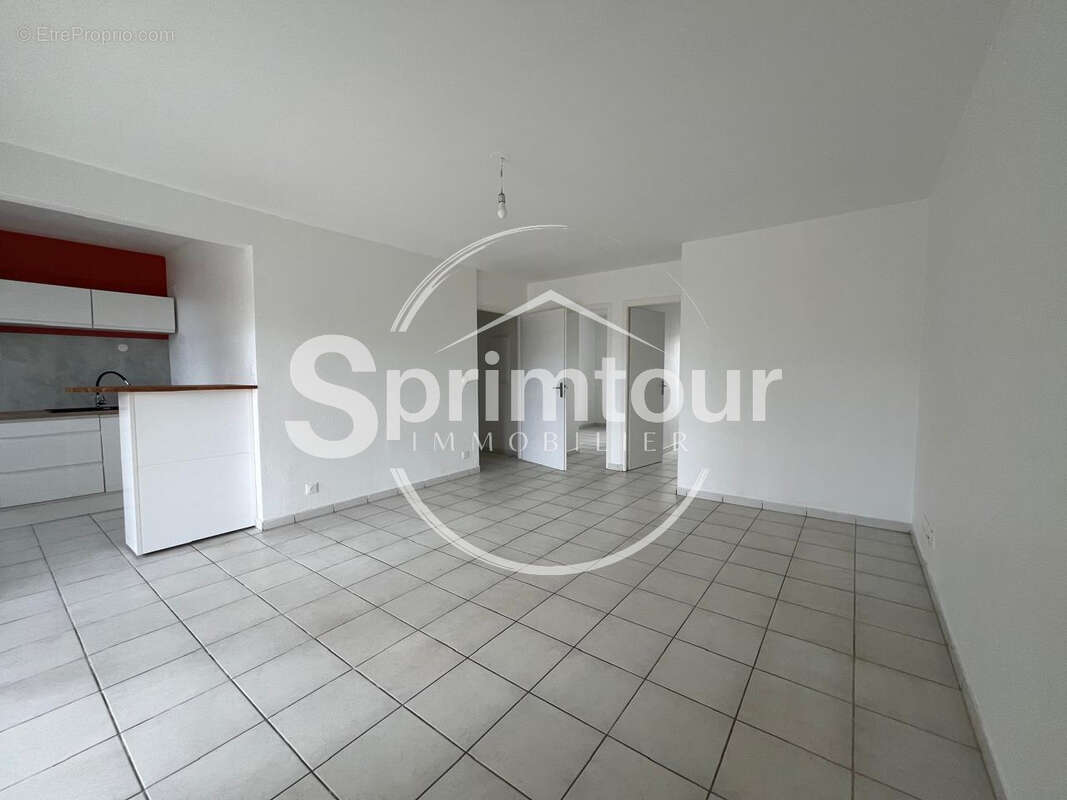 SAINT-CLAUDE - Appartement T3 rénové avec terrasse dans une résidence sécurisée avec piscine - photo 7