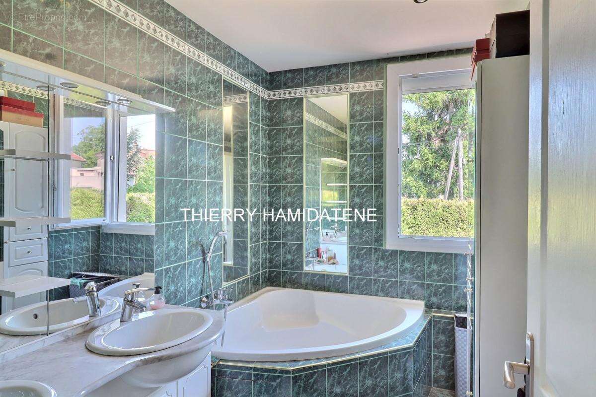 Secteur colonie 12mn a pied de la gare magnifique maison renovee de  156m2 6 pieces 4 chambres s/sol total  jardin fruitier espo - photo 10