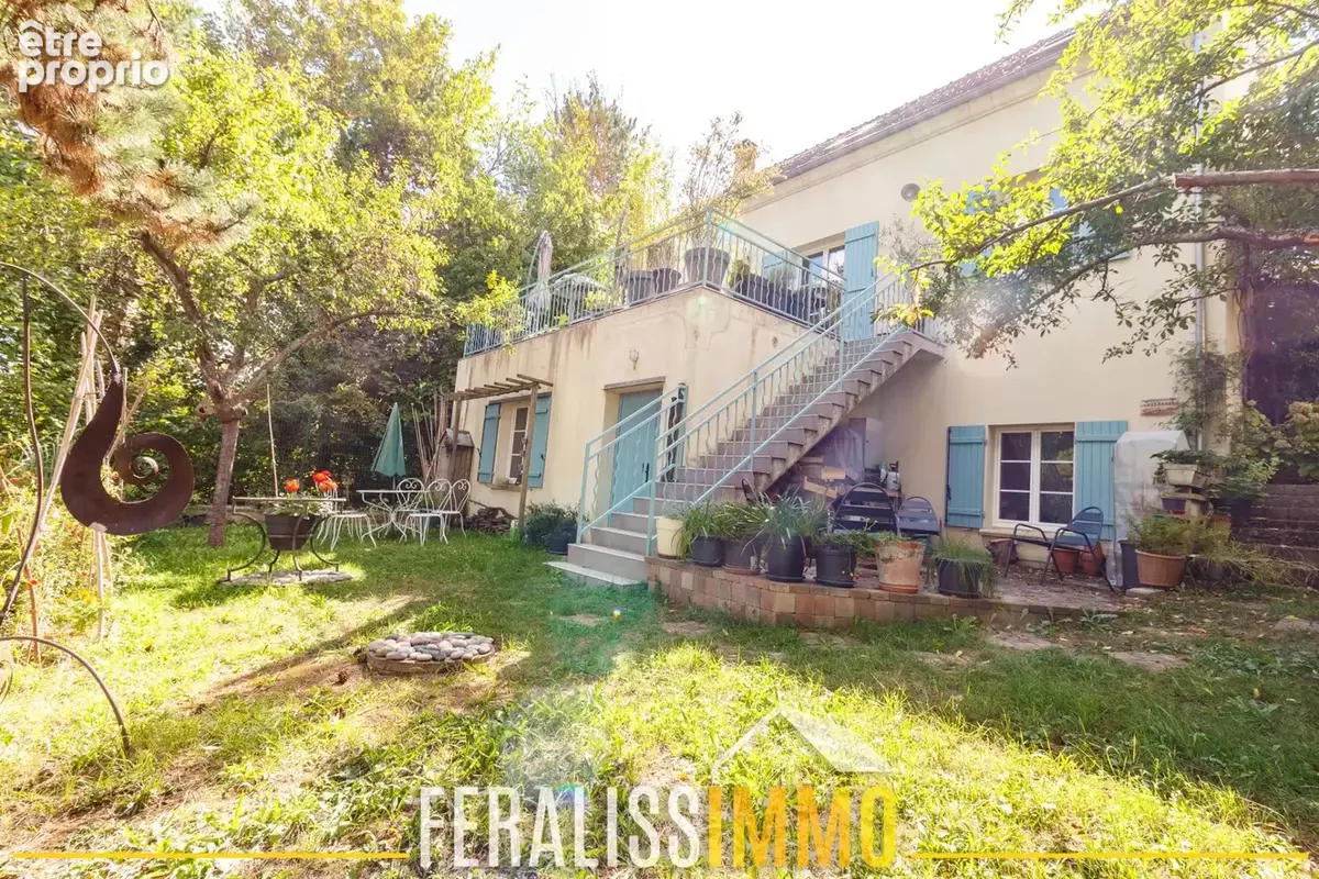Dans un écrin de verdure, maison familiale édifiée sur sous- - photo 20