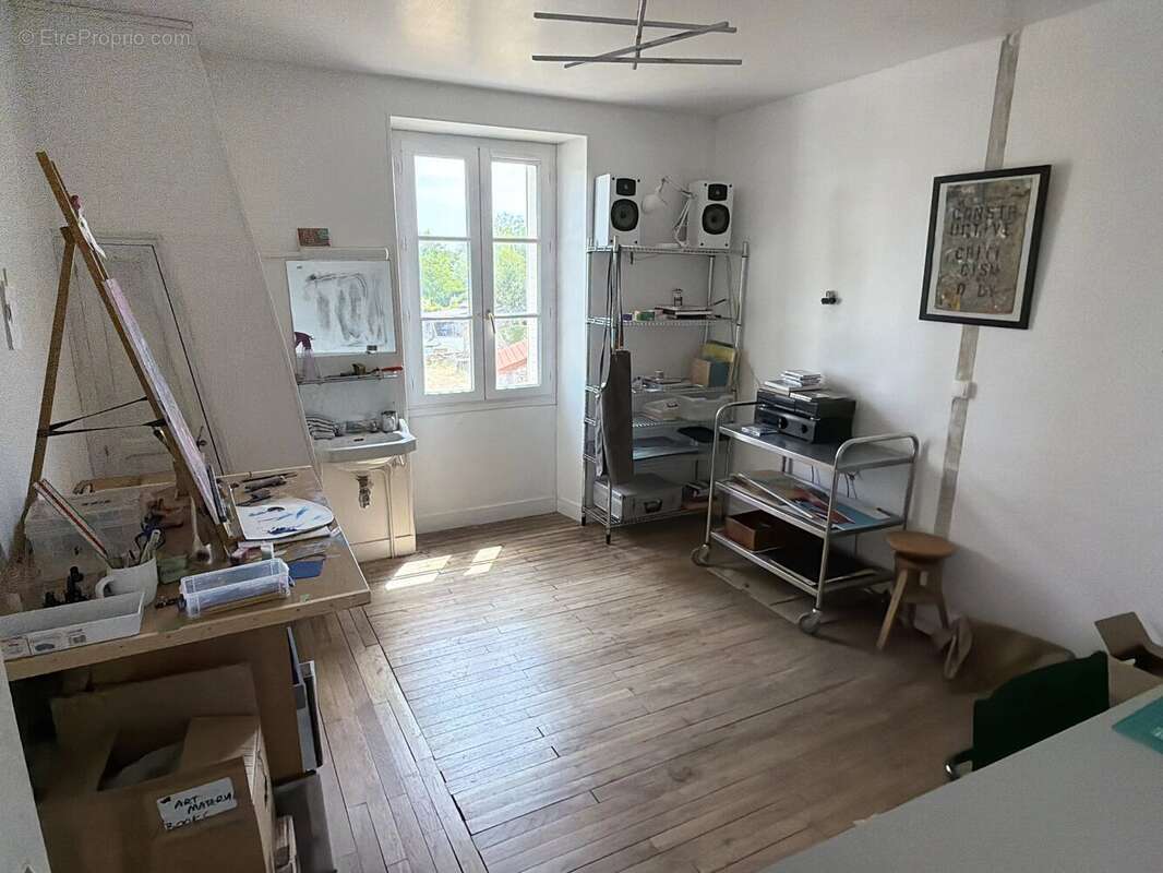 Spacieuse maison de hameau offrant une configuration modulable, de superbes espaces extérieurs et des granges - photo 9