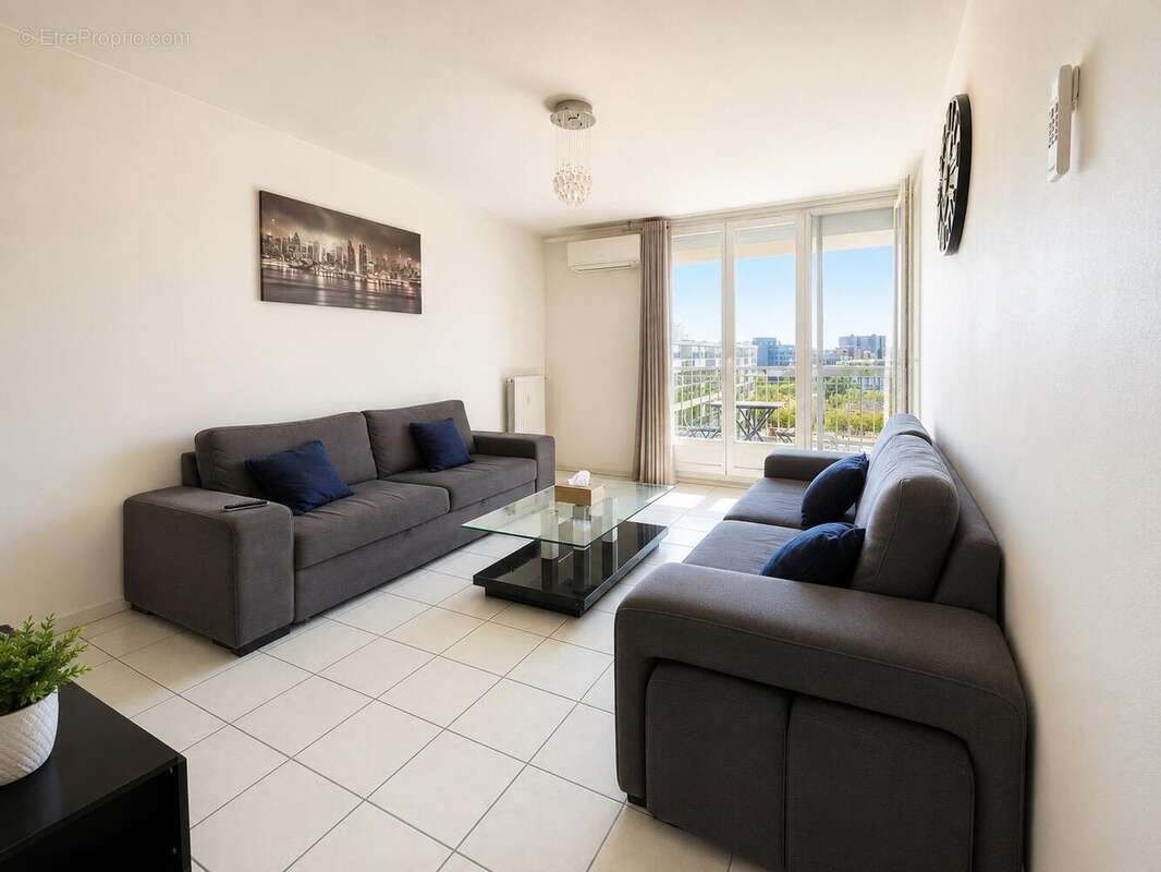   - Appartement à VAULX-EN-VELIN