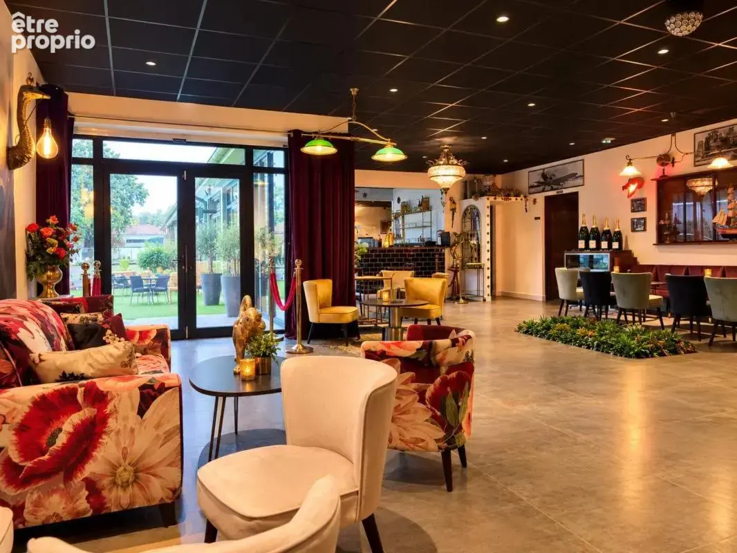 A vendre , murs commerciaux et professionels de 297m²+27m2 de réserve + 39m2 de garage avec un espace terrasse sur 852m2 de terr - photo 3