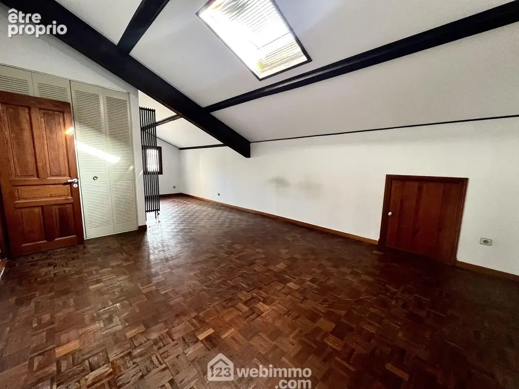 Une chambre de près de 30m2 offrant la possibilité d'en faire deux