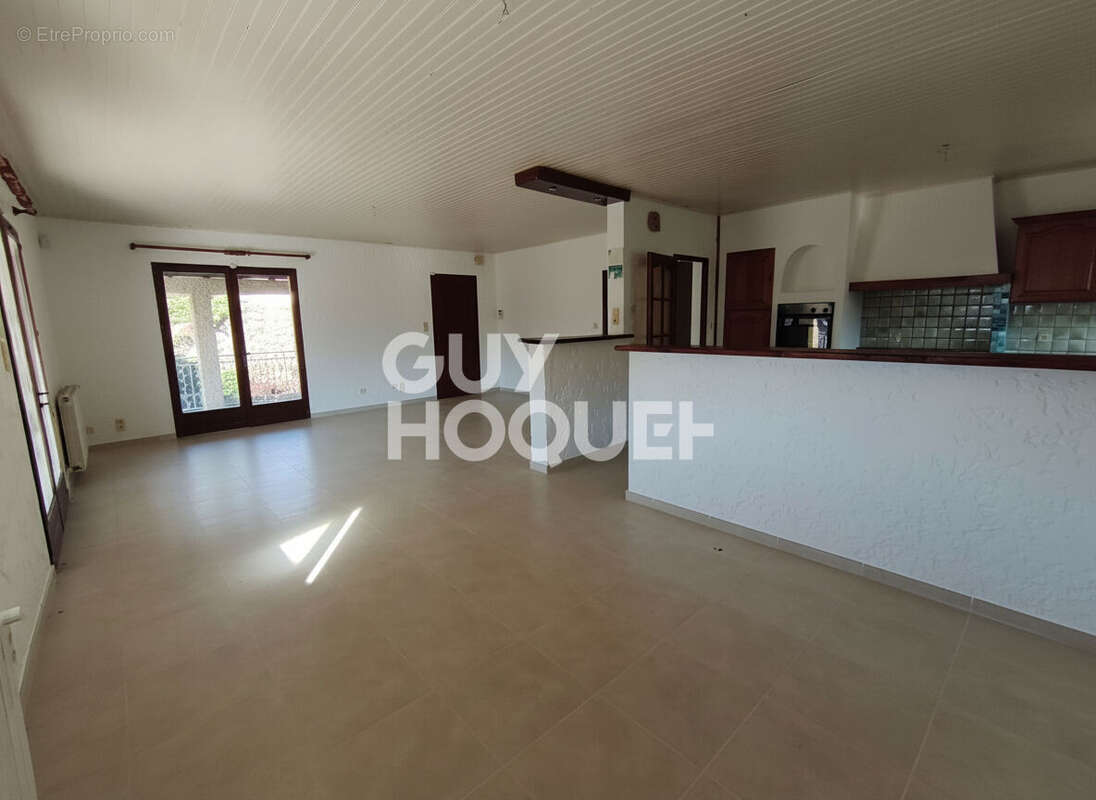 Maison à ENTRAIGUES-SUR-LA-SORGUE