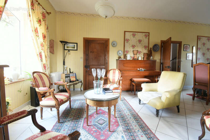 Maison 220 m² à Saint-Fraimbault  - photo 6