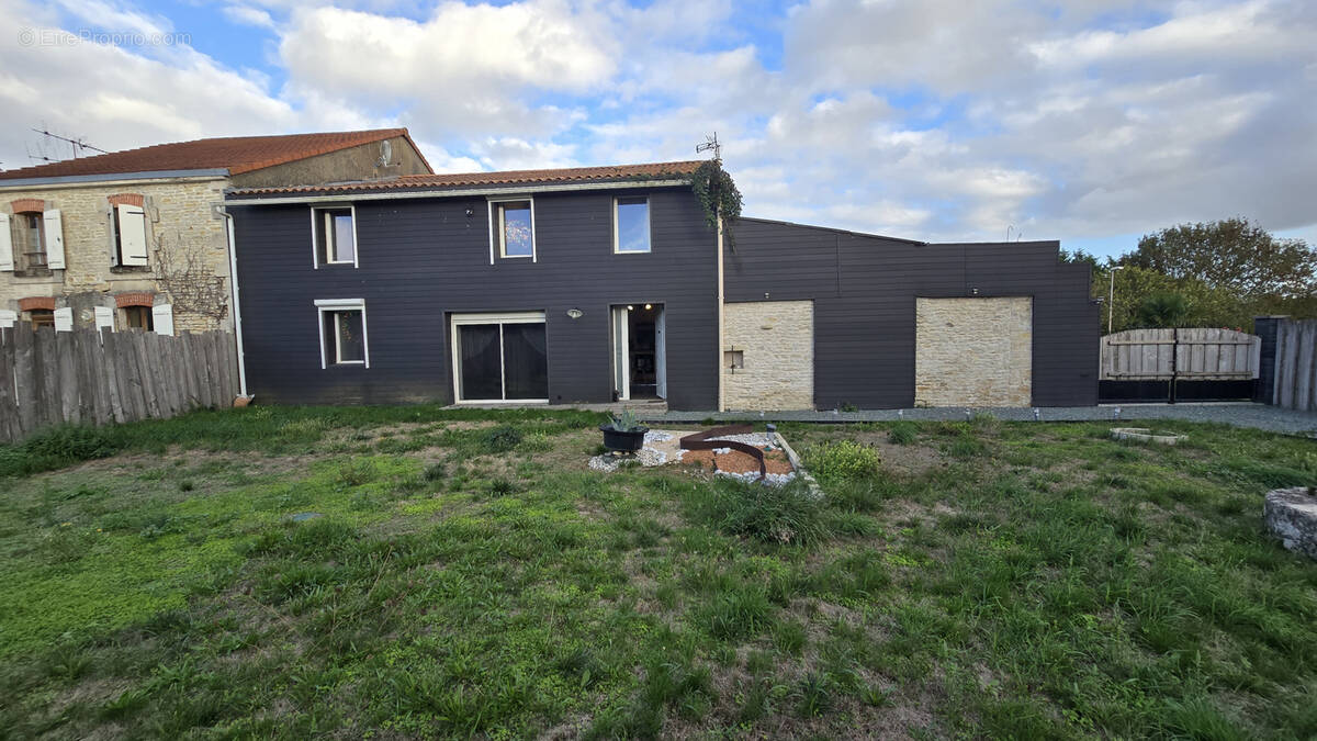 Maison à SAINT-PIERRE-D'AMILLY
