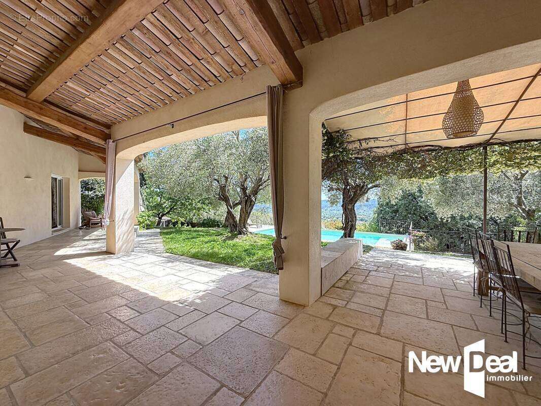 MONTAUROUX Vue imprenable pour cette villa contemporaine  d’environ 225 m² - photo 6