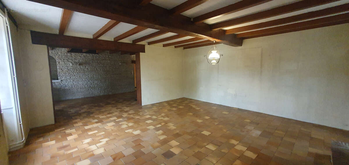 Maison à SAINT-MEME-LES-CARRIERES